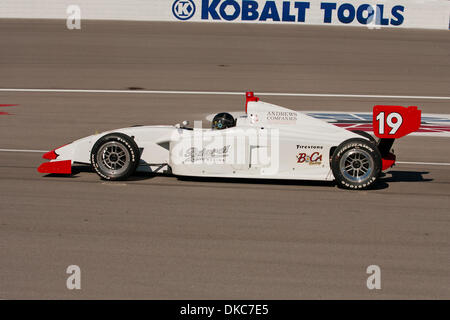 16 octobre 2011 - Las Vegas, Nevada, États-Unis - Jacob Wilson, pilote de la # 19 Belardi Auto Racing Dallara, attend que l'attention pour être levée après un crash course tôt pendant la course passionnante au Firestone Indy Lights Series 100 Las Vegas à Las Vegas Motor Speedway de Las Vegas, Nevada. (Crédit Image : © Matt/ZUMAPRESS.com) Gdowski/Southcreek Banque D'Images