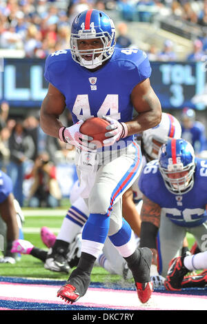 16 octobre 2011 - East Rutherford, New Jersey, États-Unis - New York Giants running back Ahmad Bradshaw (44) rushes pour un touché à rencontré Life Stadium à East Rutherford dans le New Jersey et Buffalo, New York sont à égalité 17 à 17 à la mi-temps (crédit Image : © Brooks von Arx/Southcreek/ZUMAPRESS.com) Banque D'Images