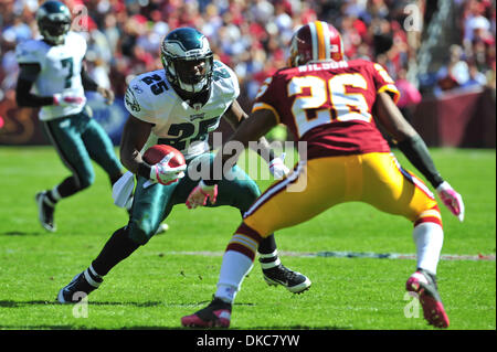 16 octobre 2011 - Landover, Maryland, United States of America - action jeu NFL à FedEx Field, Philadelphia Eagles LeSean McCoy running back (25) tente d'échapper aux Redskins de Washington Josh évoluait Wilson (26), score final ; 13 Redskins Eagles 20 (Crédit Image : © Roland Pintilie/ZUMAPRESS.com)/Southcreek Banque D'Images