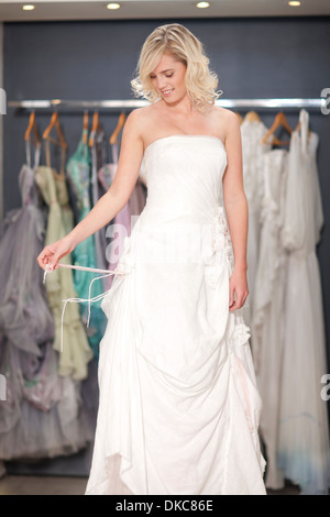 Young woman trying on wedding dress Banque D'Images