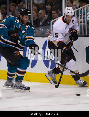 17 octobre 2011 - San Jose, Californie, États-Unis - Centre de requins Joe Thornton (19) et les canards center Ryan Getzlaf (15) lutte pour la rondelle lors de la partie de la LNH entre les Sharks de San Jose et de l'Anaheim chez HP Pavilion de San Jose, CA. Les canards qui s'est tenue le pour une victoire de 3 à 2. (Crédit Image : © Matt Cohen/Southcreek/ZUMAPRESS.com) Banque D'Images