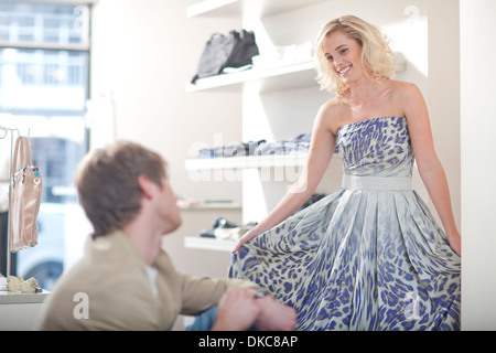 Young woman trying on dress Banque D'Images