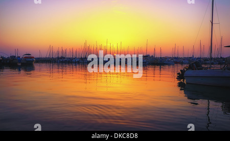 Coucher de soleil à couper le souffle au yacht club d'Ashkelon Banque D'Images