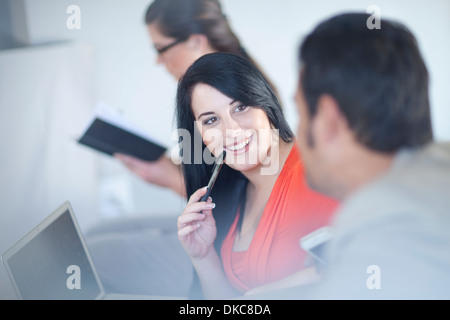 Businesspeople having conversation Banque D'Images