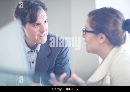 Businesspeople having conversation Banque D'Images