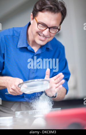 Man baking Banque D'Images