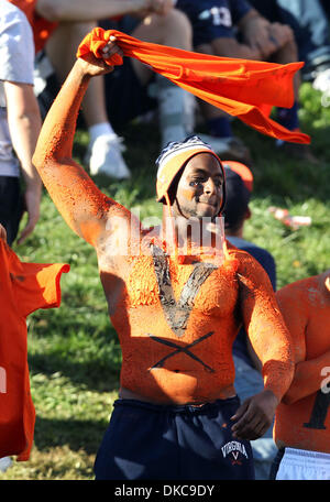 15 octobre 2011 - Charlottesville, Virginie, États-Unis - NCAA Football 2011 - Virginia Cavaliers ventilateur pendant le match de football du CAC contre Georgia Tech à Scott Stadium. Virginie a gagné 24-21. (Crédit Image : © Andrew Shurtleff/ZUMAPRESS.com) Banque D'Images