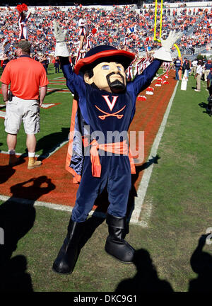 15 octobre 2011 - Charlottesville, Virginie, États-Unis - NCAA Football 2011 - Le Virginia Cavaliers mascot avant le début d'un match de football contre le CAC à Georgia Tech Scott Stadium. Virginie a gagné 24-21. (Crédit Image : © Andrew Shurtleff/ZUMAPRESS.com) Banque D'Images