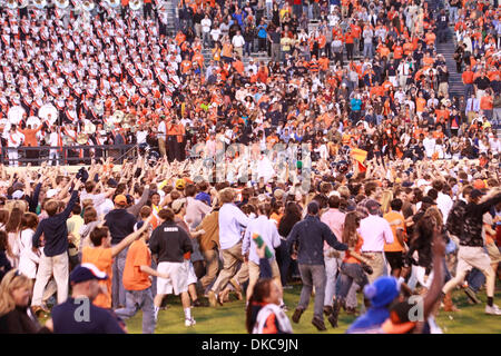 15 octobre 2011 - Charlottesville, Virginie, États-Unis - NCAA Football 2011 - Virginia Cavaliers fans storm le terrain pendant un match de football contre l'ACC Georgia Tech à Scott Stadium. Virginie a gagné 24-21. (Crédit Image : © Andrew Shurtleff/ZUMAPRESS.com) Banque D'Images