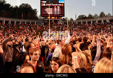 15 octobre 2011 - Charlottesville, Virginie, États-Unis - NCAA Football 2011 - Virginia Cavaliers fans storm le terrain pendant un match de football contre l'ACC Georgia Tech à Scott Stadium. Virginie a gagné 24-21. (Crédit Image : © Andrew Shurtleff/ZUMAPRESS.com) Banque D'Images