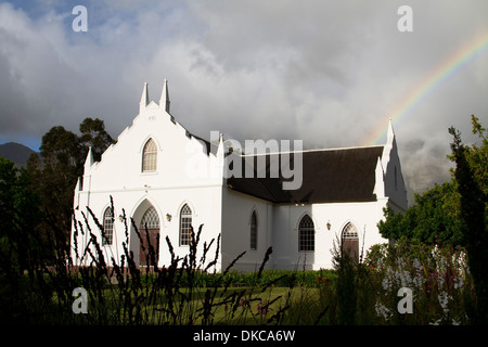 Rainbow derrière l'Église Réformée hollandaise à Franschhoek, Western Cape Banque D'Images