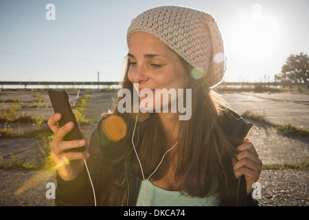 Young woman wearing earphones écouter de la musique Banque D'Images