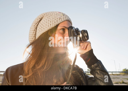 Portrait de jeune femme à l'aide de l'appareil photo reflex Banque D'Images