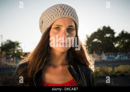 Portrait of young woman wearing beanie Banque D'Images