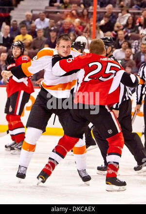 18 oct., 2011 - Ottawa, Ottawa, Canada - le joueur de Philadelphie, Matt Walker(8) et de l'avant Ottawa, Chris Neil(25),la chute des gants pendant l'action entre les sénateurs et des dépliants à Ottawa, Ontario, Canada. (Crédit Image : © Leon Switzer/ZUMAPRESS.com)/Southcreek Banque D'Images