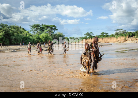 Les gens qui vont à un taureau sautant cérémonie. Un rite de passage des garçons pour les hommes. Tribu Hamer, vallée de l'Omo, Ethiopie Banque D'Images