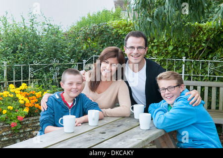 Portrait de famille au banc de pique-nique Banque D'Images