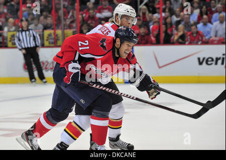 18 octobre 2011 - Washington Dc, District of Columbia, United States of America - Verizon Center de la LNH l'action. Les Capitals de Washington center Brooks Laich (21) Bataille pour la rondelle. Score final ; 3 0 Panthers capitales (crédit Image : © Roland Pintilie/Southcreek/ZUMAPRESS.com) Banque D'Images