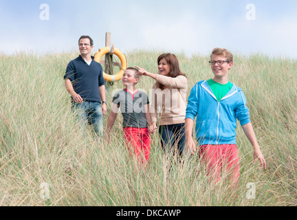 Promenade dans les dunes de sable de la famille Banque D'Images