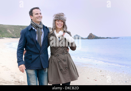 Couple strolling on beach, Thurlestone, Devon, UK Banque D'Images