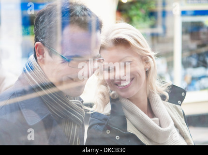 Couple window shopping Banque D'Images