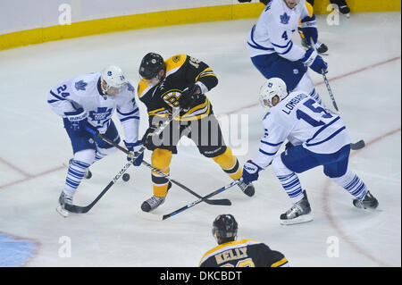 20 octobre, 2011 - Boston, Massachusetts, États-Unis - le défenseur des Maple Leafs de Toronto John-Michael Liles (24) et le centre des Bruins de Boston Tyler Seguin (19) Bataille pour la rondelle par les Leafs but dans la deuxième période. Les Bruins de Boston, mener les Maple Leafs de Toronto 3 - 1 après la 2e période au TD Garden. (Crédit Image : © Geoff Southcreek/ZUMAPRESS.com)/Bolte Banque D'Images