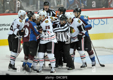 20 octobre 2011 - Denver, Colorado, États-Unis d'Amérique - Avalanche du Colorado et les Blackhawks de Chicago échauffourée au cours de la première période au centre Pepsi. À la fin de la première période, les Blackhawks de Chicago mener l'Avalanche du Colorado 1-0. (Crédit Image : © Michael Furman/Southcreek/ZUMAPRESS.com) Banque D'Images