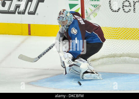 20 octobre 2011 - Denver, Colorado, États-Unis d'Amérique - la rondelle va à travers l'Avalanche du Colorado au cours d'un jeu de pli contre les Blackhawks de Chicago au centre Pepsi. Les Blackhawks de Chicago a battu l'Avalanche du Colorado 3-1. (Crédit Image : © Michael Furman/Southcreek/ZUMAPRESS.com) Banque D'Images