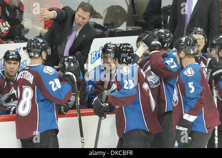 20 octobre 2011 - Denver, Colorado, États-Unis d'Amérique - entraîneur-chef de l'Avalanche du Colorado Joe Sacco pendant la troisième période contre les Blackhawks de Chicago au centre Pepsi. Les Blackhawks de Chicago a battu l'Avalanche du Colorado 3-1. (Crédit Image : © Michael Furman/Southcreek/ZUMAPRESS.com) Banque D'Images