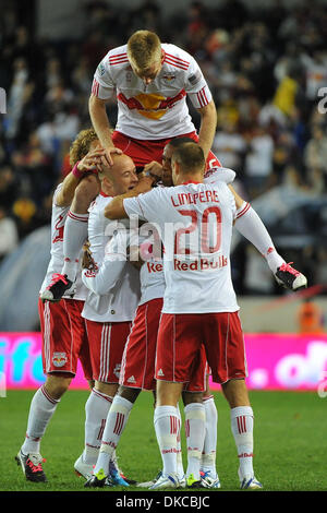 20 octobre 2011 - Harrison, New Jersey, États-Unis - le New York Red Bulls célèbrent leur but chez Red Bull Stadium à Harrison dans le New Jersey New York Philadelphie mène 1 à 0 à la moitié (crédit Image : © Brooks von Arx/Southcreek/ZUMAPRESS.com) Banque D'Images