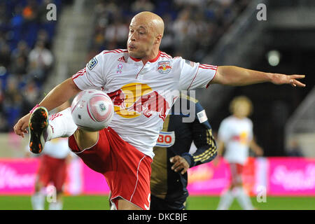 20 octobre 2011 - Harrison, New Jersey, États-Unis - New York Red Bulls Avant Luke Rodgers (9) de la Major League Soccer l'action au stade Red Bull à Harrison dans le New Jersey New York Philadelphie mène 1 à 0 à la moitié (crédit Image : © Brooks von Arx/Southcreek/ZUMAPRESS.com) Banque D'Images