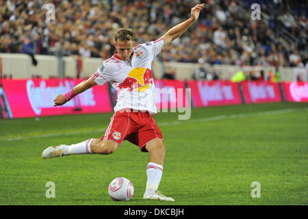 20 octobre 2011 - Harrison, New Jersey, États-Unis - New York Red Bulls Defender Teemu Tainio se blessa (2) de la Major League Soccer l'action au stade Red Bull à Harrison dans le New Jersey New York Philadelphie mène 1 à 0 à la moitié (crédit Image : © Brooks von Arx/Southcreek/ZUMAPRESS.com) Banque D'Images