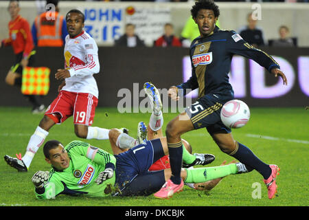 20 octobre 2011 - Harrison, New Jersey, États-Unis - Union de Philadelphie gardien Faryd Mondragon (1) de la Major League Soccer l'action au stade Red Bull à Harrison dans le New Jersey New York Philadelphie mène 1 à 0 à la moitié (crédit Image : © Brooks von Arx/Southcreek/ZUMAPRESS.com) Banque D'Images