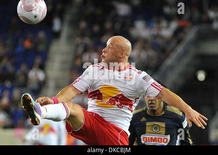 20 octobre 2011 - Harrison, New Jersey, États-Unis - New York Red Bulls Avant Luke Rodgers (9) de la Major League Soccer l'action au stade Red Bull à Harrison dans le New Jersey New York Philadelphie mène 1 à 0 à la moitié (crédit Image : © Brooks von Arx/Southcreek/ZUMAPRESS.com) Banque D'Images