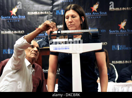 21 oct., 2011 - Bernalillo, Nouveau Mexique, États-Unis - LAURIANNA SARGENT avec l'Albuquerque de pompiers au cours de la pesée officielle tenue le vendredi pour les participants du Rumble à Rio à lieu le samedi 22 octobre à Santa Ana Star Casino. (Crédit Image : © Albuquerque Journal/ZUMAPRESS.com) Banque D'Images