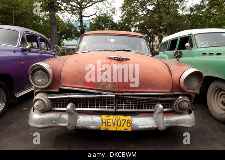 Vieilles voitures américaines des années 50 toujours utilisés comme taxis dans les rues de La Havane, Cuba, Caraïbes Banque D'Images