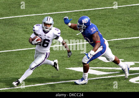22 octobre 2011 - Lawrence, Kansas, United States of America - Kansas State Wildcats wide receiver Tyler Lockett (16) obtient par Kansas Jayhawks linebacker Steven Johnson (52) au cours de premier semestre l'action. La Kansas State Wildcats mener le Kansas Jayhawks 31-14 dans le jeu à la Memorial Stadium à Lawrence, KS. (Crédit Image : © Jacob Paulsen/ZUMAPRESS.com)/Southcreek Banque D'Images