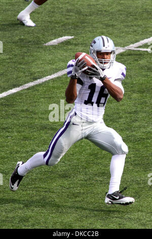 22 octobre 2011 - Lawrence, Kansas, United States of America - Kansas State Wildcats wide receiver Tyler Lockett (16) captures par-dessus son épaule au cours de premier semestre l'action. La Kansas State Wildcats mener le Kansas Jayhawks 31-14 dans le jeu à la Memorial Stadium à Lawrence, KS. (Crédit Image : © Jacob Paulsen/ZUMAPRESS.com)/Southcreek Banque D'Images