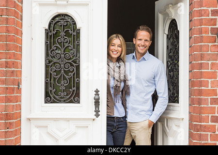 Couple par porte Banque D'Images