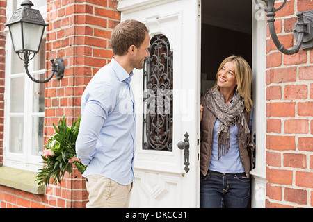 Couple, femme porte avant ouverture Banque D'Images