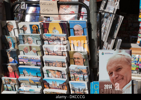 Les cartes postales avec les images de Francis papes, Jean-Paul II et Benoît XVI at a market stall à Rome Banque D'Images