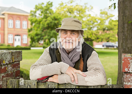 Portrait of senior man wearing hat Banque D'Images