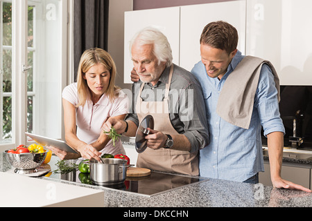 Senior couple preparing food Banque D'Images