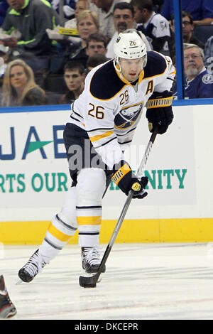 22 octobre 2011 - Tampa, Floride, États-Unis - Sabres de Buffalo aile gauche Thomas Vanek (26) durant la première période d'un match de hockey entre les Sabres de Buffalo et le Lightning de Tampa Bay. Tampa a gagné 3-0 (Image Crédit : © Don Montague/Southcreek/ZUMAPRESS.com) Banque D'Images