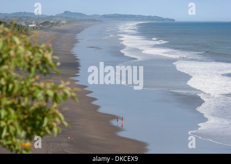 Une longue plage sur la côte Pacifique du Costa Rica nommé Playa Hermosa. Banque D'Images