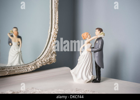 Figurines de mariage et miroir mural Banque D'Images