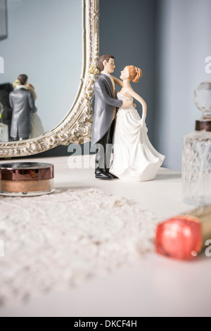 Figurines de mariage sur une coiffeuse Banque D'Images