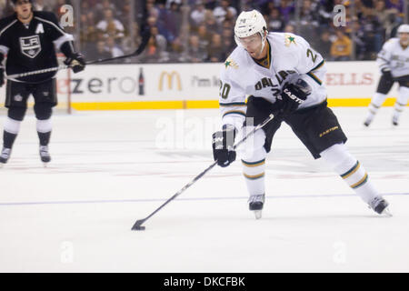 22 octobre 2011 - Los Angeles, Californie, États-Unis - Dallas Stars (20) Radek Dvorak est entraînée vers le bas la glace avec la rondelle mais ne pouvait pas l'obtenir dans le but. Les rois vaincus les étoiles de notation 1-0 tard en troisième période. (Crédit Image : © Josh Chapelle/ZUMAPRESS.com)/Southcreek Banque D'Images