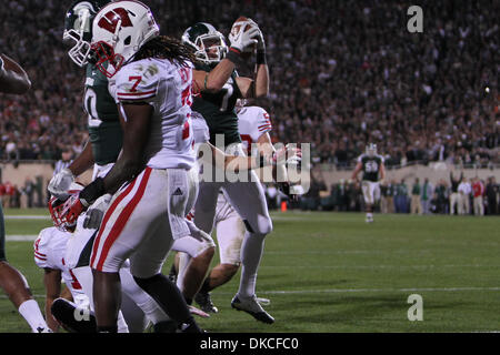 22 octobre 2011 - East Lansing, Michigan, États-Unis d'Amérique - Michigan State Spartans receveur Keith Nichol (7) fait une prise pour un touché de gagner le match contre les Badgers du Wisconsin et du Michigan State Spartans. (Crédit Image : © Rey Del Rio/Southcreek/ZUMAPRESS.com) Banque D'Images