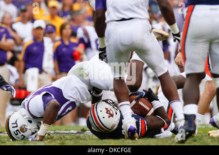 22 octobre 2011 - Baton Rouge, Louisiane, États-Unis d'Amérique - wide receiver Jarvis Landry (80) de la LSU Tigers aborde d Onterio McCalebb (23) de l'Auburn Tigers durant la punt retourné. LSU Tigers Tigres Auburn battu 45-10. (Crédit Image : © Gus Escanelle ZUMAPRESS.com)/Southcreek/ Banque D'Images
